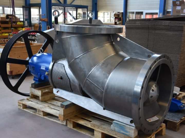 Big Titanium axial propeller pump for the salt industry